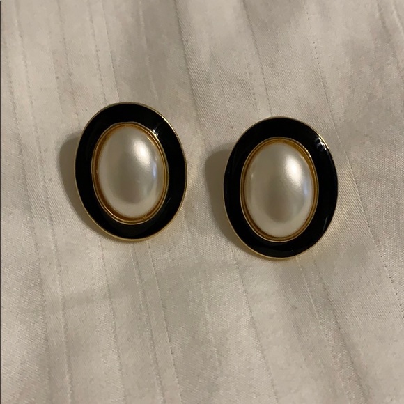 Jewelry - Earrings pearl with black gold trim